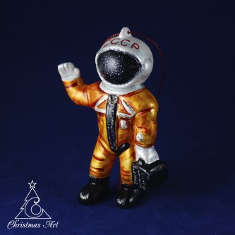 Фарфоровая елочная игрушка советский космонавт